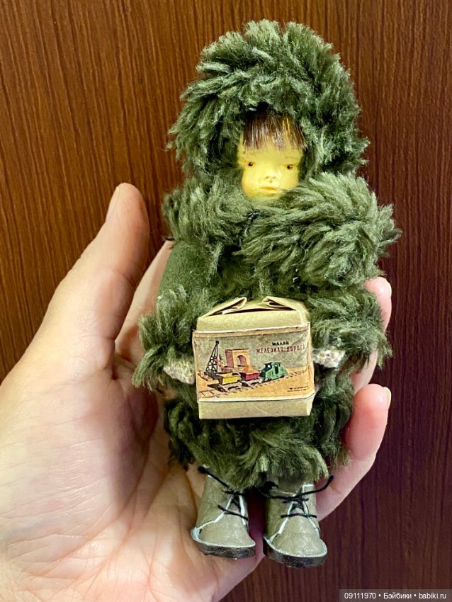 Ёлочная игрушка малыш в шубке (фото 8)