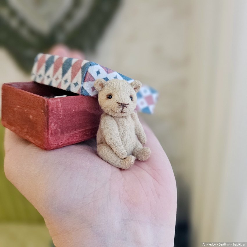 Крошечный мишка в коробочке