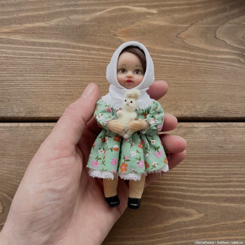 Коллекционная кукла с игрушкой (фото 3)