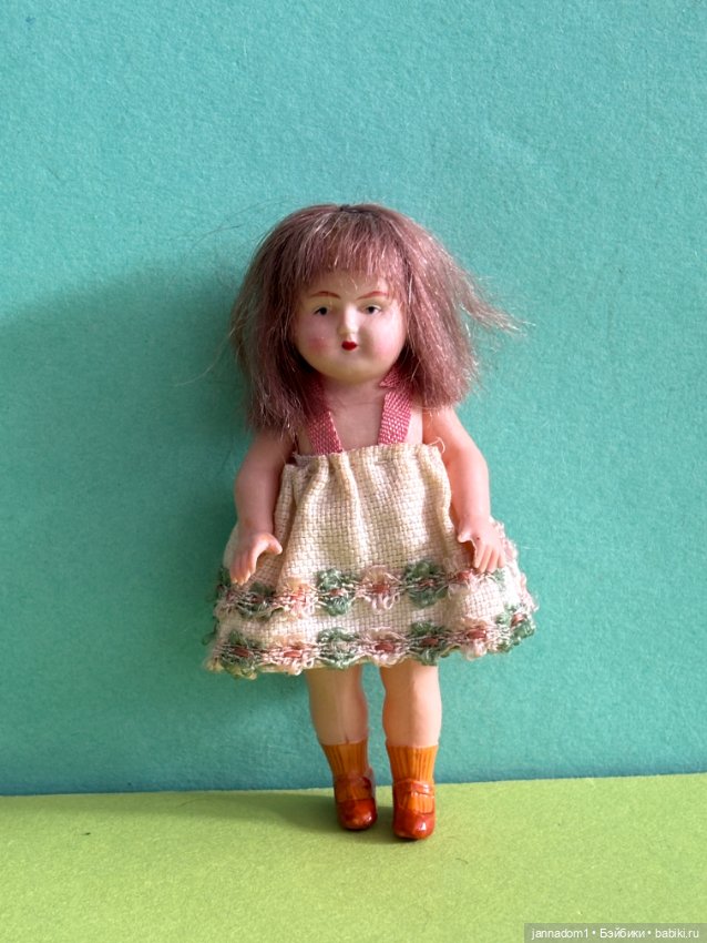 Целлулоидная куколка Minerva в родном платье, высота 9 см