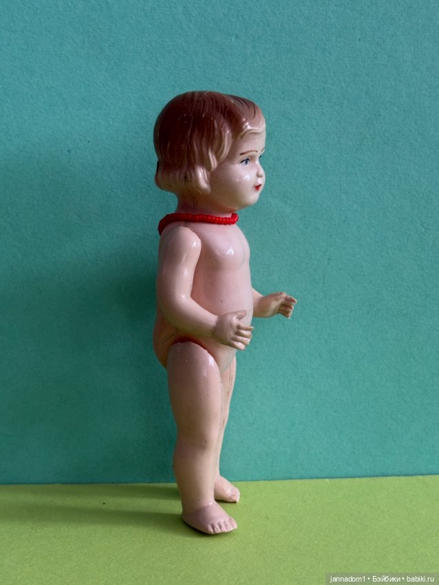 Целлулоидная куколка с рельефными волосами, высота 13 см (фото 3)