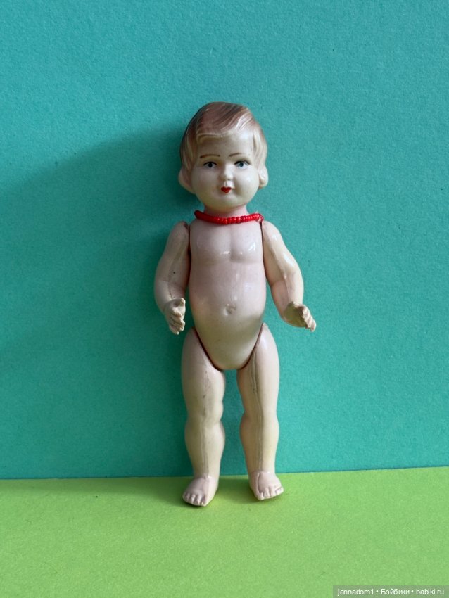 Целлулоидная куколка с рельефными волосами, высота 13 см