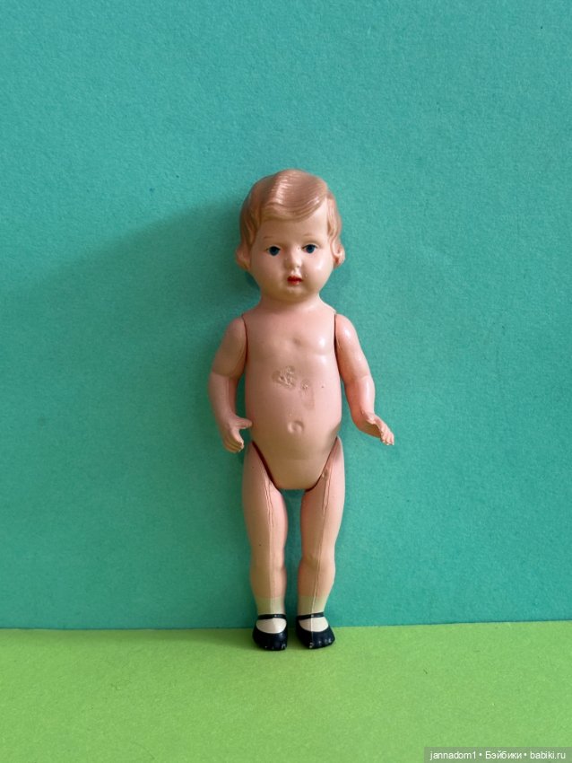 Целлулоидная куколка Minerva с рельефными волосами, голышка, высота 11 см