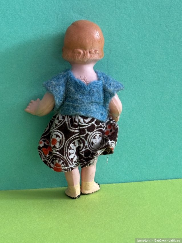 Целлулоидная куколка Minerva в синей жилеточке, высота 9,5 см (фото 3)