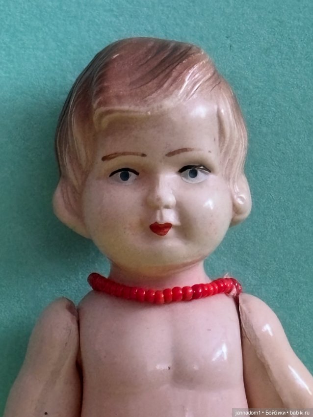 Целлулоидная куколка с рельефными волосами, высота 13 см (фото 2)