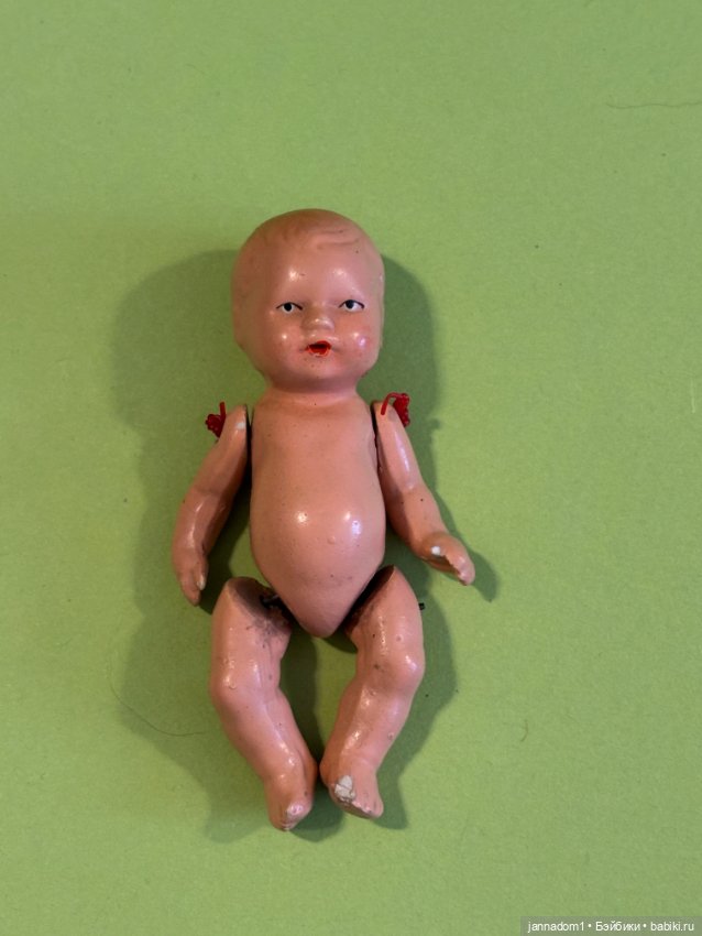 Фарфоровый пупсик Ari с рельефным и волосами, высота 8,5 см