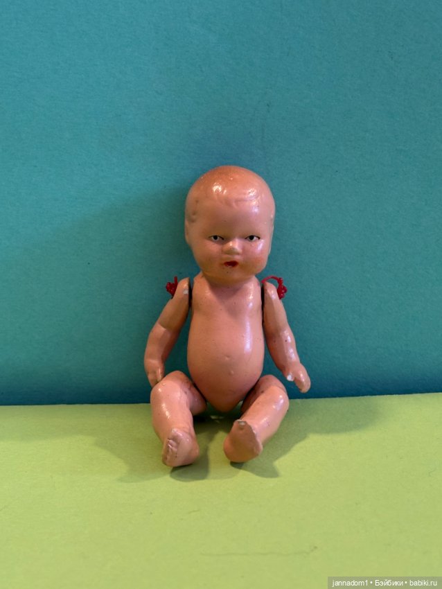 Фарфоровый пупсик Ari с рельефным и волосами, высота 8,5 см (фото 4)