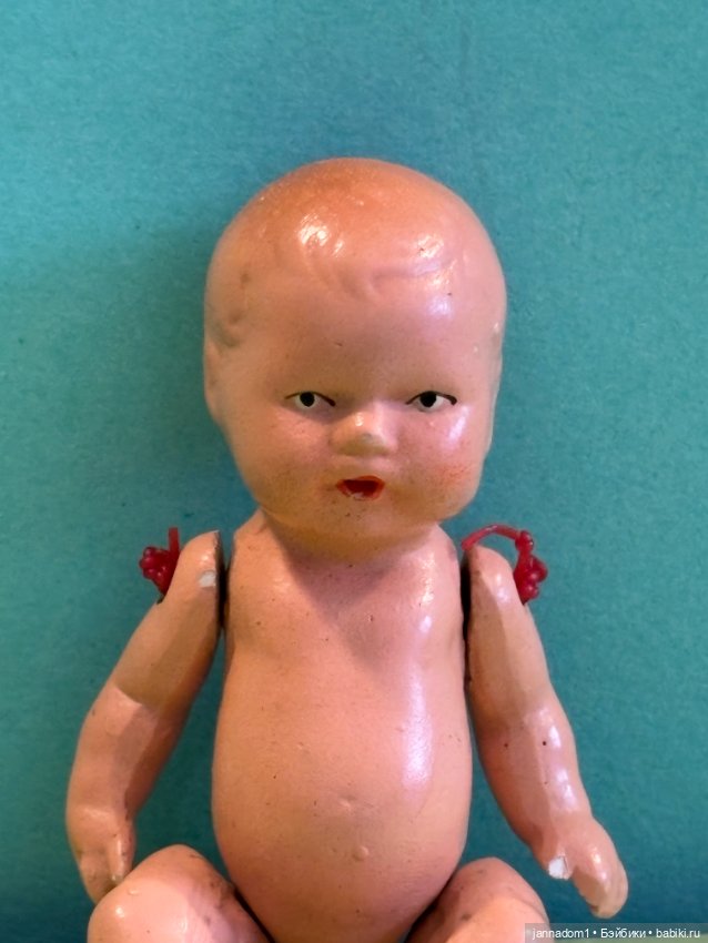 Фарфоровый пупсик Ari с рельефным и волосами, высота 8,5 см (фото 5)
