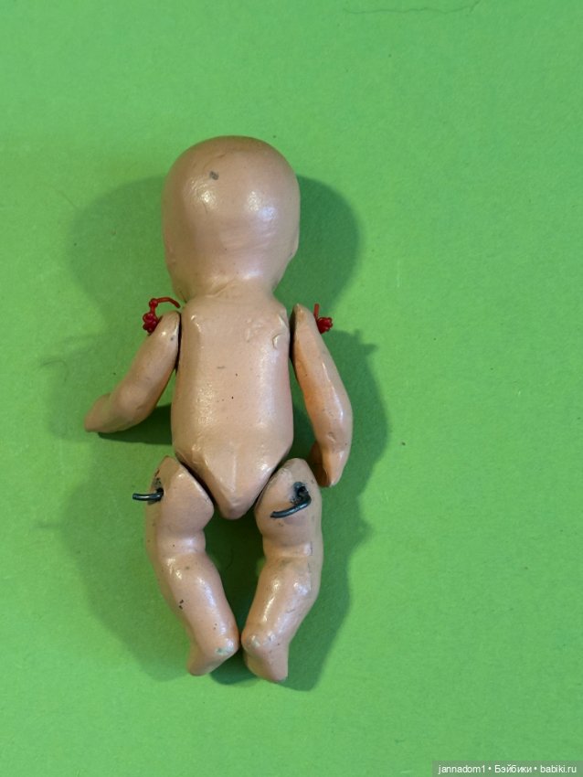 Фарфоровый пупсик Ari с рельефным и волосами, высота 8,5 см (фото 2)