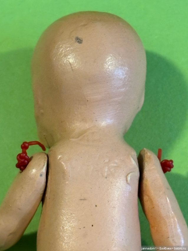 Фарфоровый пупсик Ari с рельефным и волосами, высота 8,5 см (фото 3)