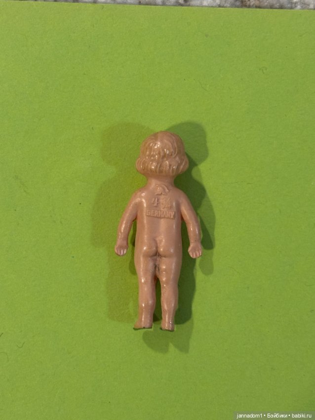 Целлулоидная куколка Minerva с рельефными волосами, высота 4,5 см (фото 2)