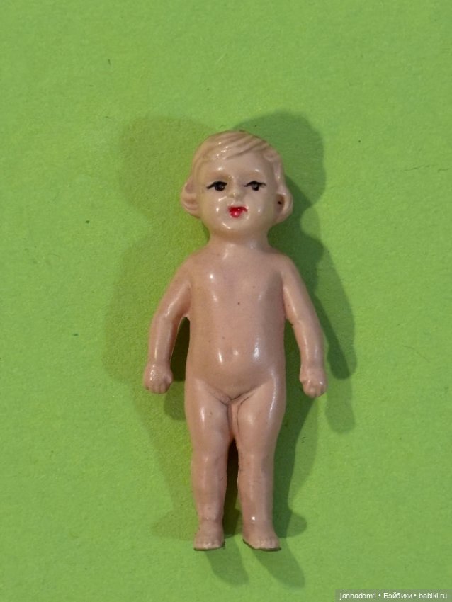 Целлулоидная куколка Minerva с рельефными волосами, высота 4,5 см