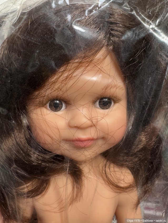 Клео Паола Рейна с серёжками 2018 год