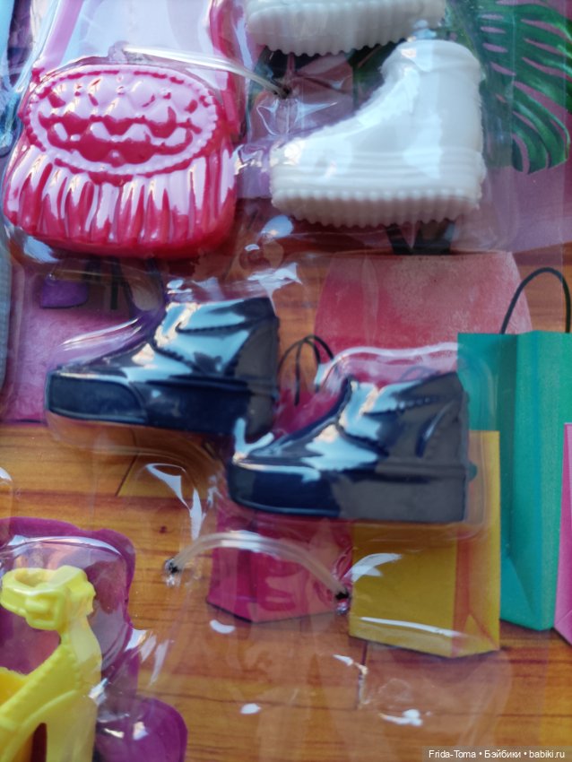 Набор обуви и сумок для Барби кроссовки туфли ботинки (фото 3)