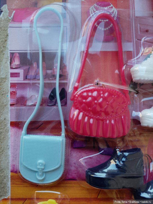 Набор обуви и сумок для Барби кроссовки туфли ботинки (фото 4)