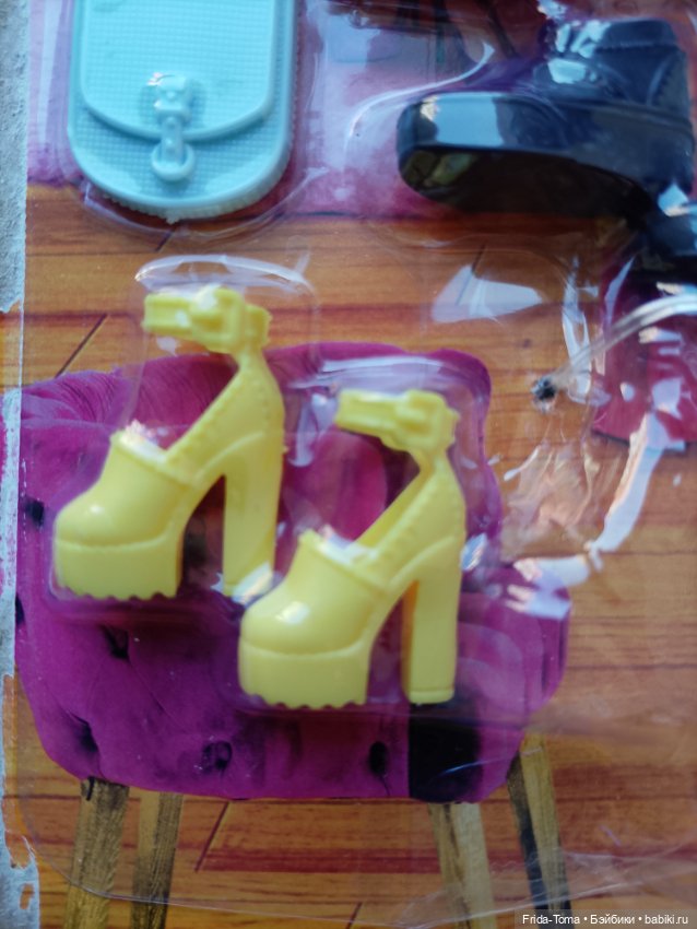 Набор обуви и сумок для Барби кроссовки туфли ботинки (фото 5)