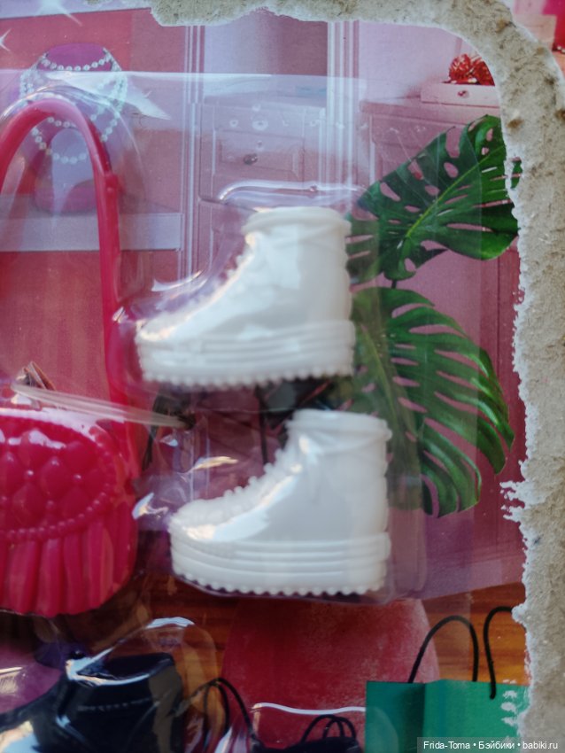 Набор обуви и сумок для Барби кроссовки туфли ботинки (фото 2)