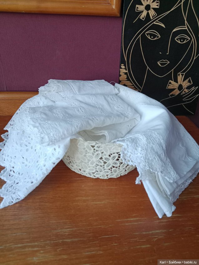 Антикварная ткань и кружево в ажурной корзинке