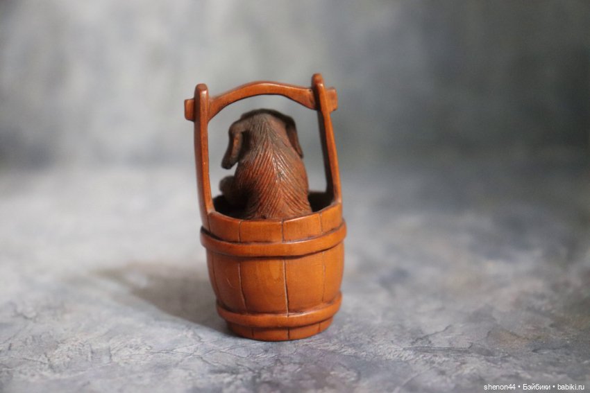 Нэцкэ "Собака в ведерке". Винтаж (фото 2)