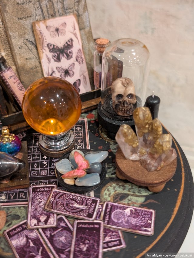 Стол для мага с большим набором миниатюры (фото 3)