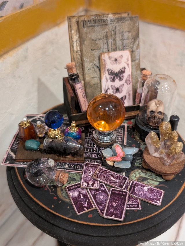 Стол для мага с большим набором миниатюры (фото 2)