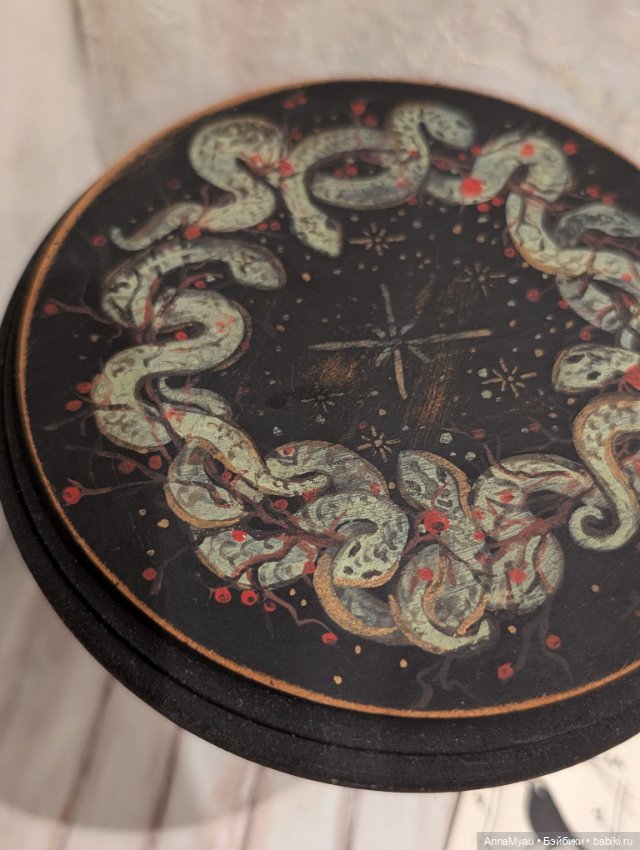 Стол для мага с большим набором миниатюры (фото 8)