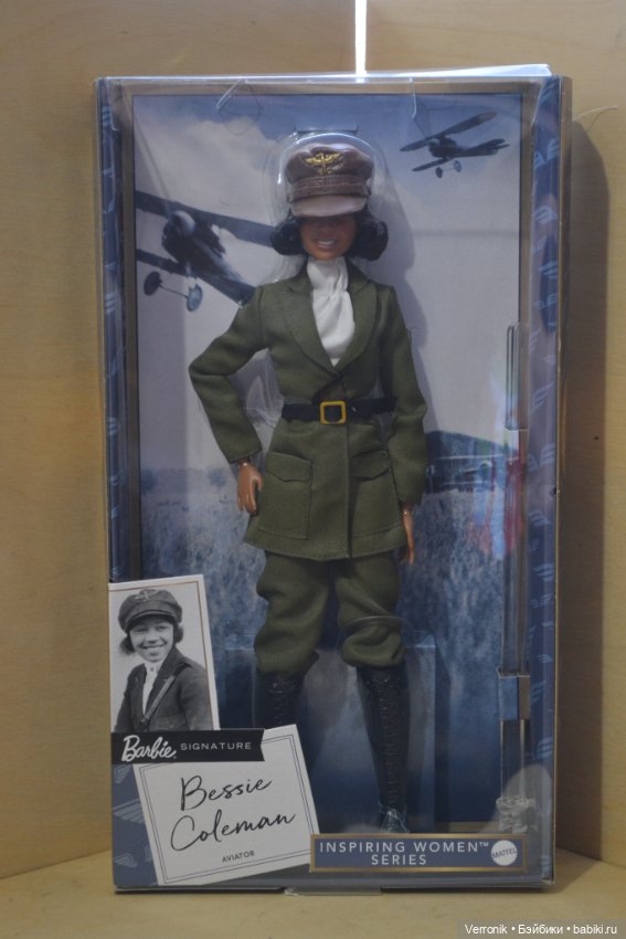 Barbie Inspiring Women: кукла Бесси Коулман, фирменное издание, лётчик, Коллекционная серия HJX36 (фото 5)