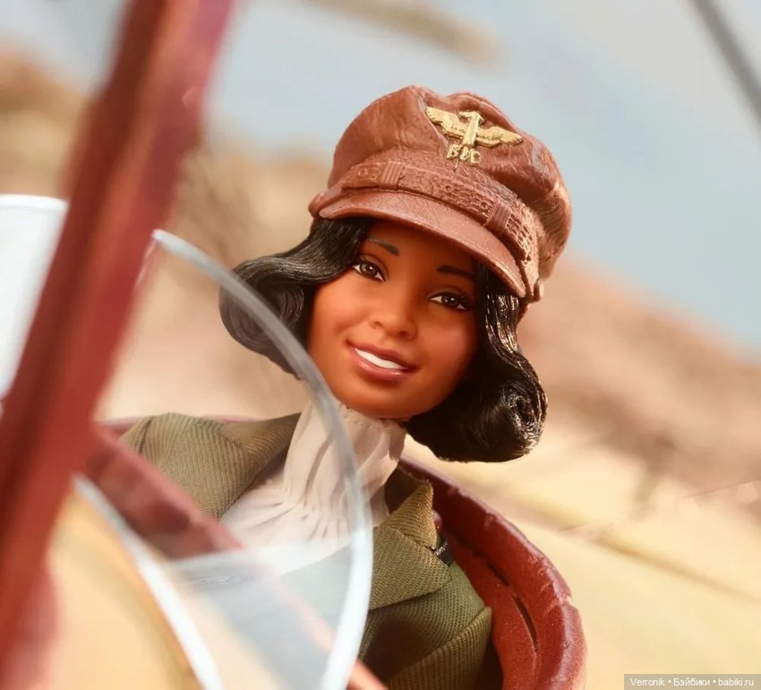 Barbie Inspiring Women: кукла Бесси Коулман, фирменное издание, лётчик, Коллекционная серия HJX36 (фото 4)