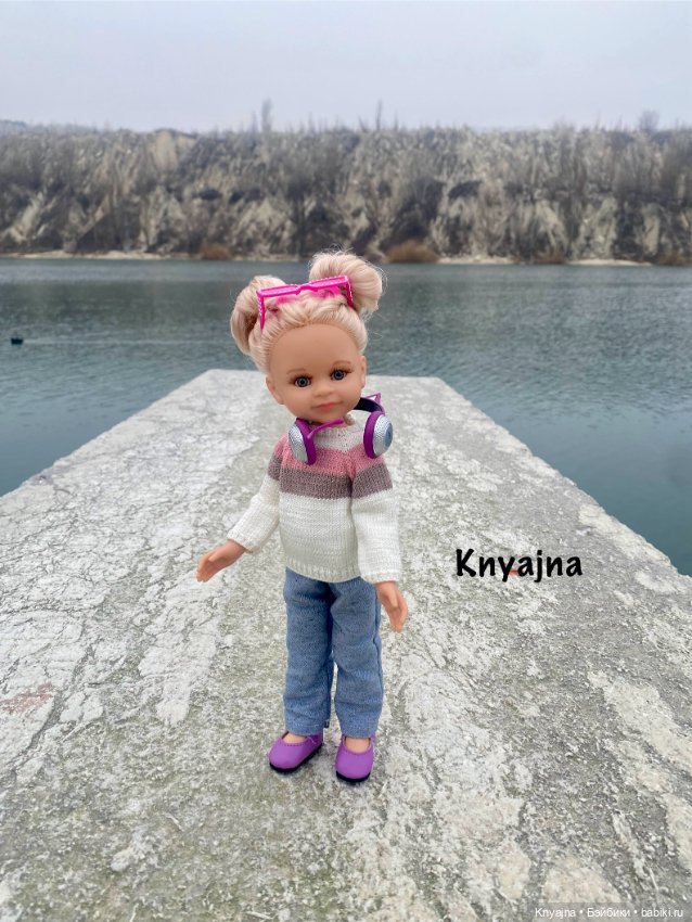 Джемпер , наушники и очки Паола Рейна