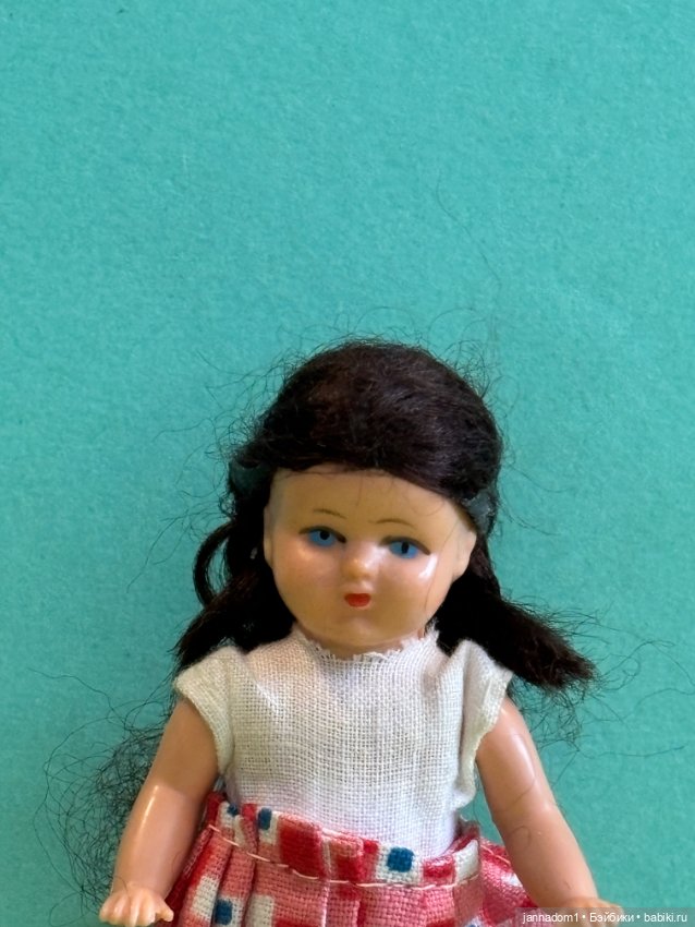 Куколка немецкая Plasticbaby с косичками, высота 9 см (фото 3)