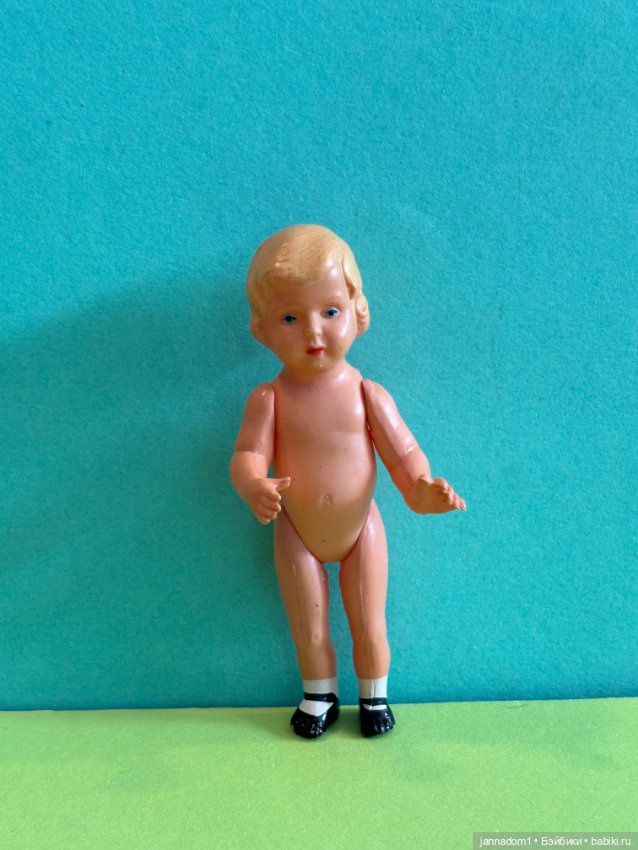 Целлулоидная куколка Minerva в желтой кофточке, высота 9 см