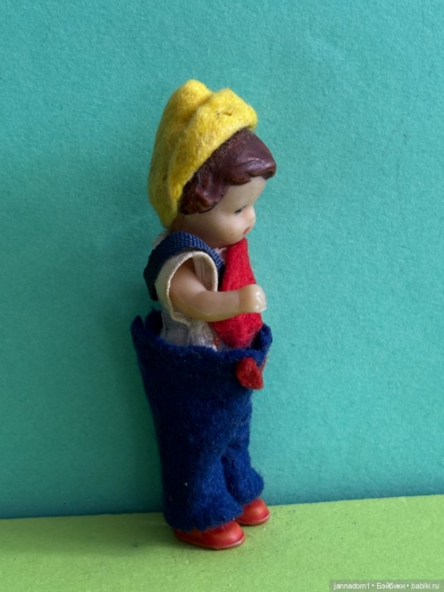 Резиновая куколка Ari, родной аутфит, высота 8 см (фото 5)