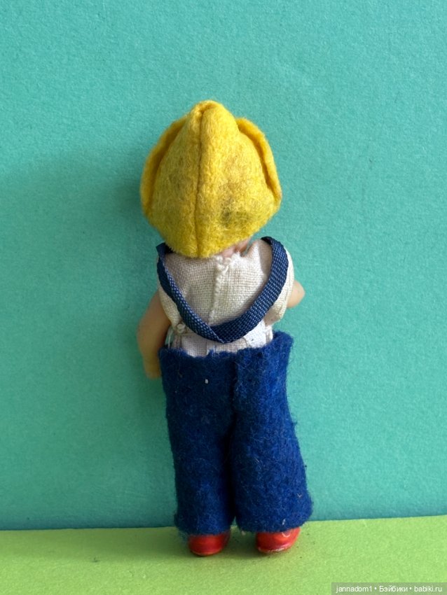 Резиновая куколка Ari, родной аутфит, высота 8 см (фото 3)