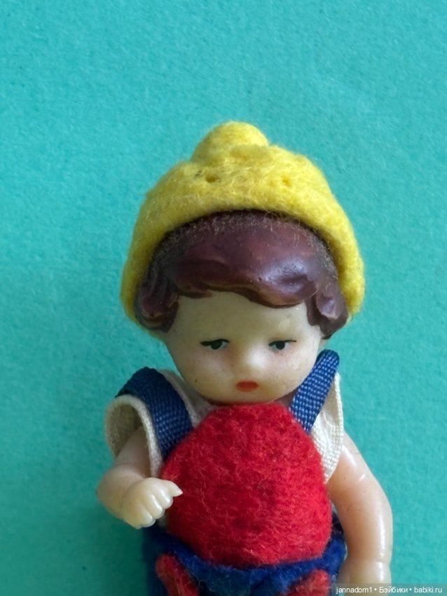 Резиновая куколка Ari, родной аутфит, высота 8 см (фото 2)