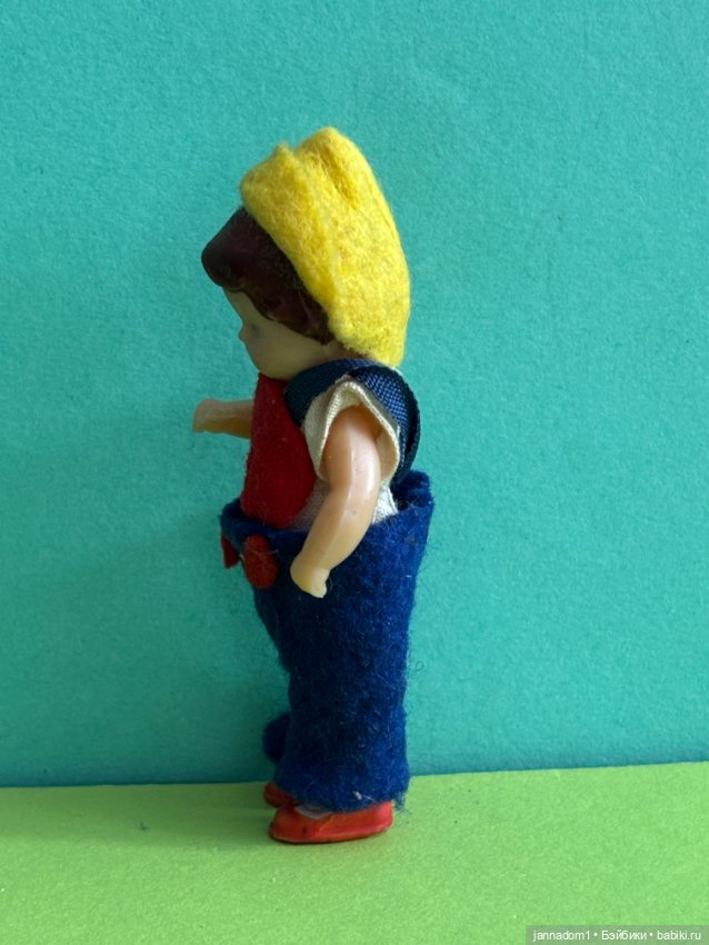 Резиновая куколка Ari, родной аутфит, высота 8 см (фото 4)