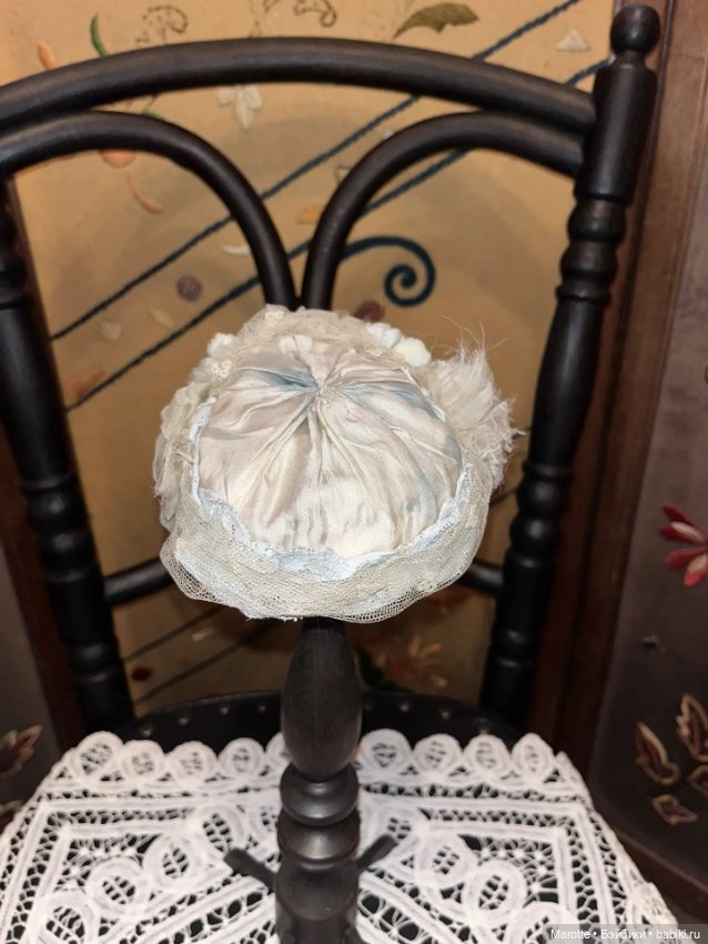 Воздушная шляпка из старинных материалов для антикварных кукол (фото 3)