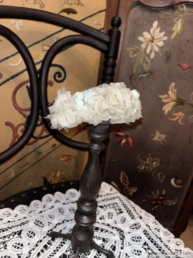 Воздушная шляпка из старинных материалов для антикварных кукол (фото 4)