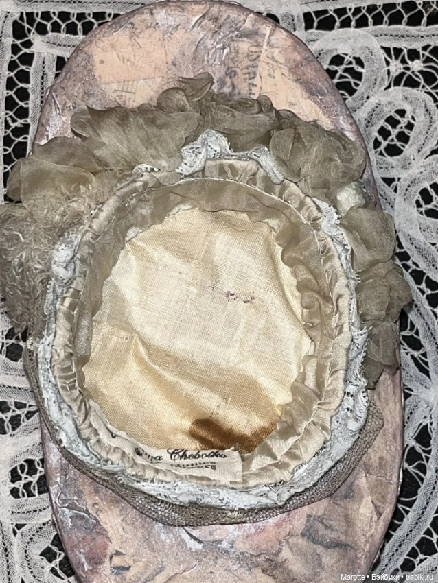 Воздушная шляпка из старинных материалов для антикварных кукол (фото 5)