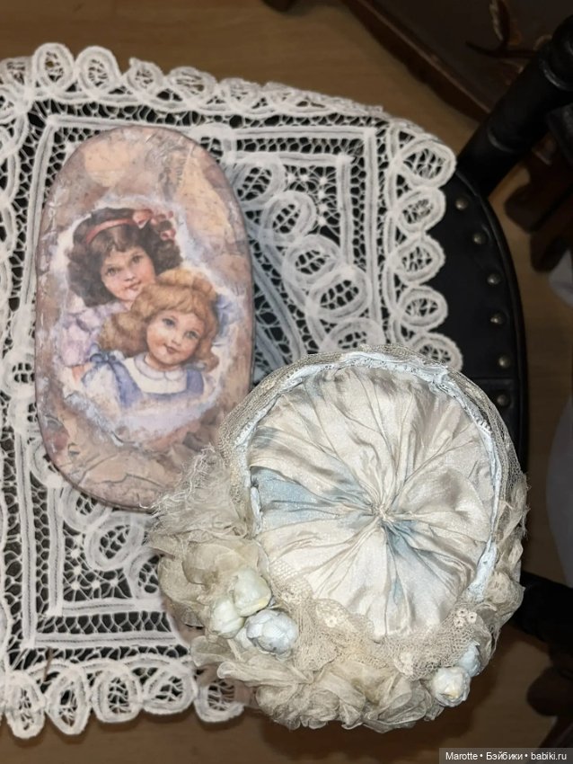 Воздушная шляпка из старинных материалов для антикварных кукол (фото 6)