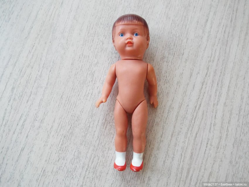 Голубоглазая малышка с зубками