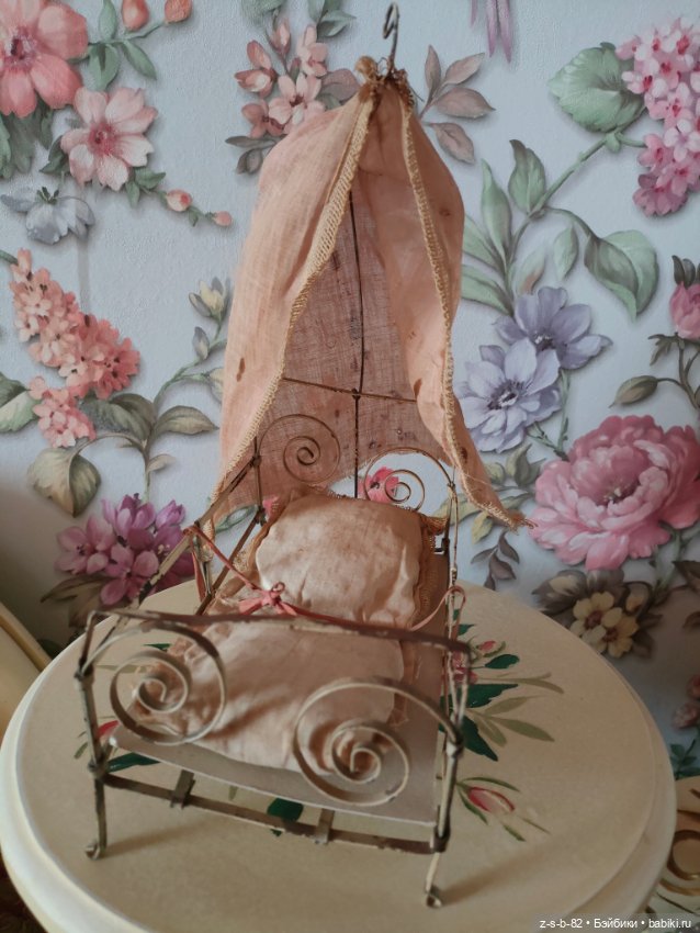 Кроватка антикварная — Антикварные игрушки
