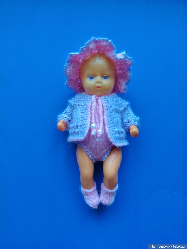 Пупс целлулоидный в шкатулке с одеждой (фото 2)