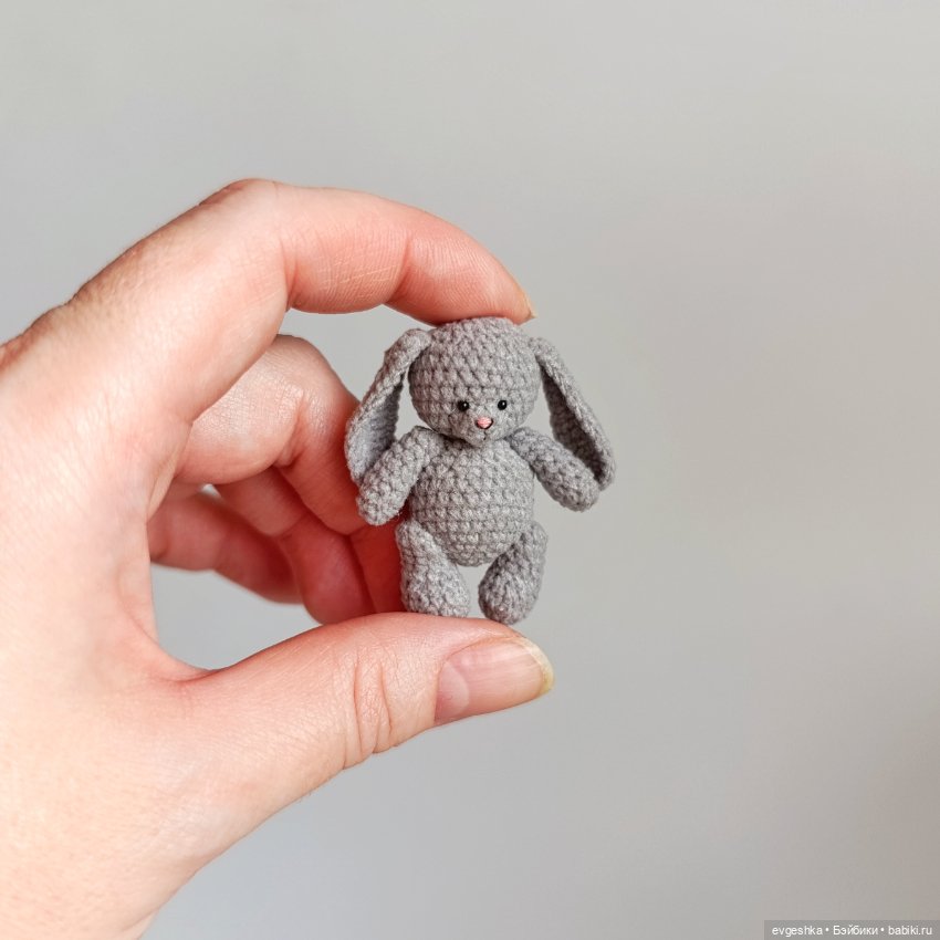Зайка 4,5 см. Вязаная маленькая игрушка (фото 5)