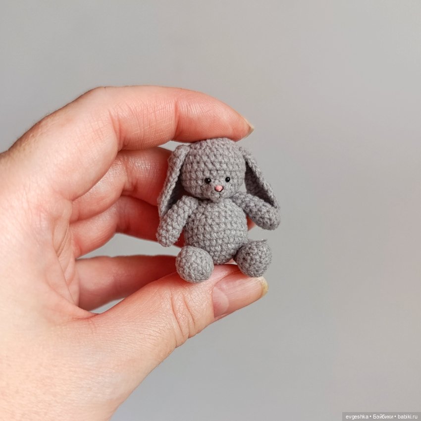 Зайка 4,5 см. Вязаная маленькая игрушка (фото 3)