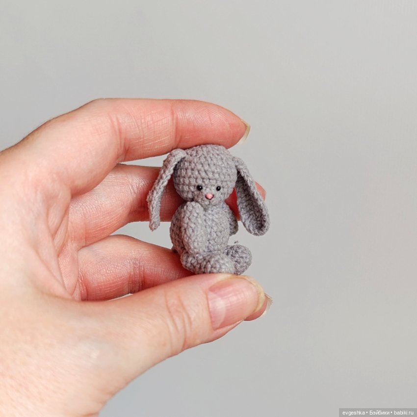 Зайка 4,5 см. Вязаная маленькая игрушка