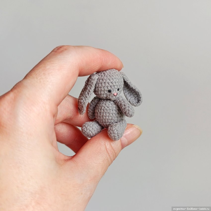 Зайка 4,5 см. Вязаная маленькая игрушка (фото 2)