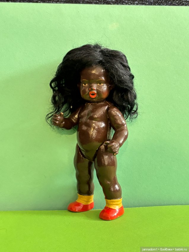 Композитная куколка негритчночка с зубками и паричком, высота 18 см (фото 6)