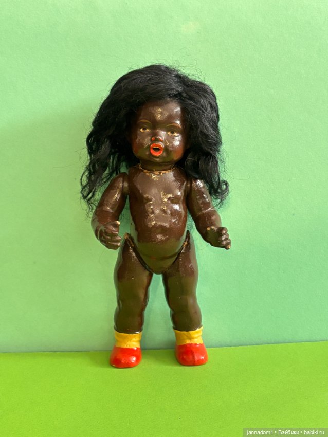 Композитная куколка негритчночка с зубками и паричком, высота 18 см (фото 3)