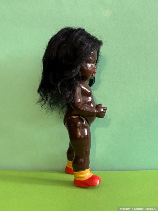 Композитная куколка негритчночка с зубками и паричком, высота 18 см (фото 4)