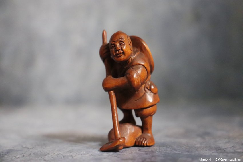 Нэцкэ "Крестьянин с мотыгой". Подписана